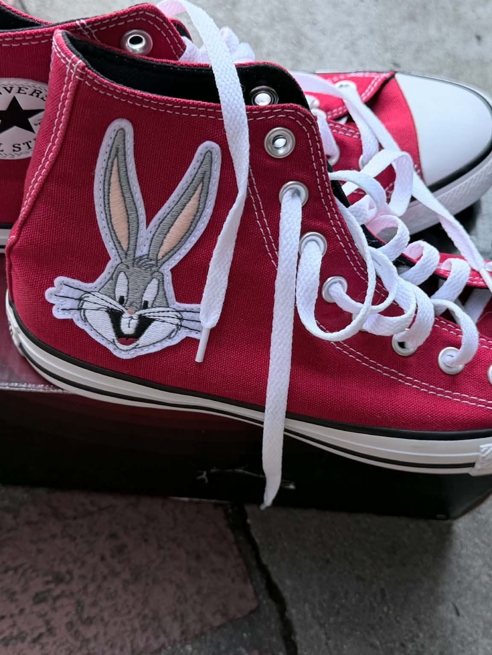 Converse Mens' Red High-Top Sneakers with Bugs Bunny Límites Edition With Looney